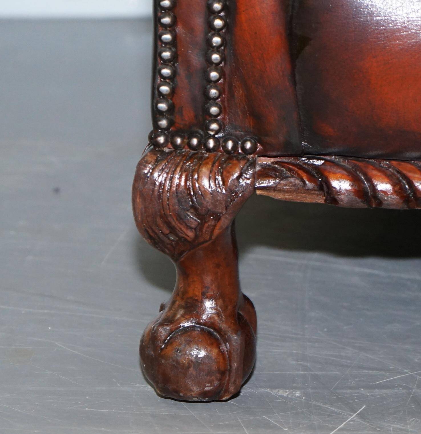 Sofa victorien restauré en cuir avec pieds en griffe et coussins en plumes