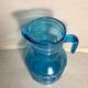 Ancien pichet carafe verre moulé bleu avec anse décorative