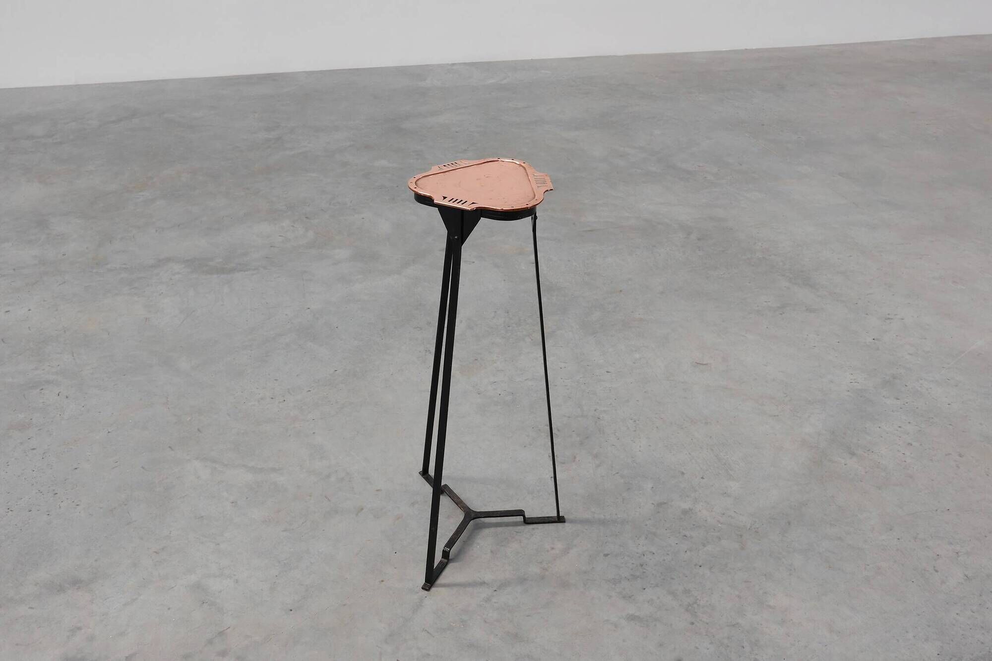 Table d'appoint Art Nouveau en métal et cuivre dans le style de Gustave Serrurier-Bovy