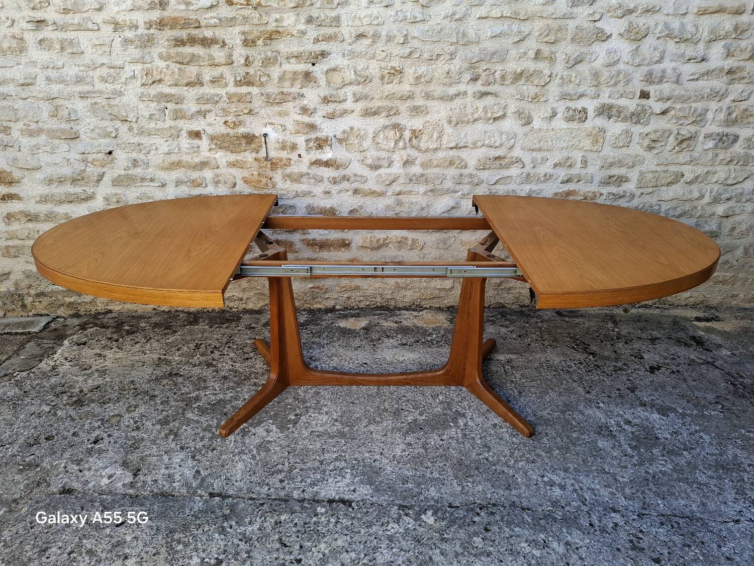 Baumann oval table