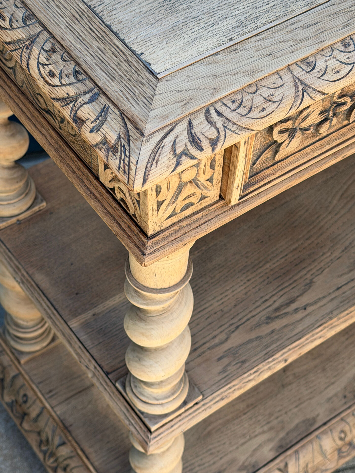 Console chêne brut massif décor végétal sculpté fin XIXe