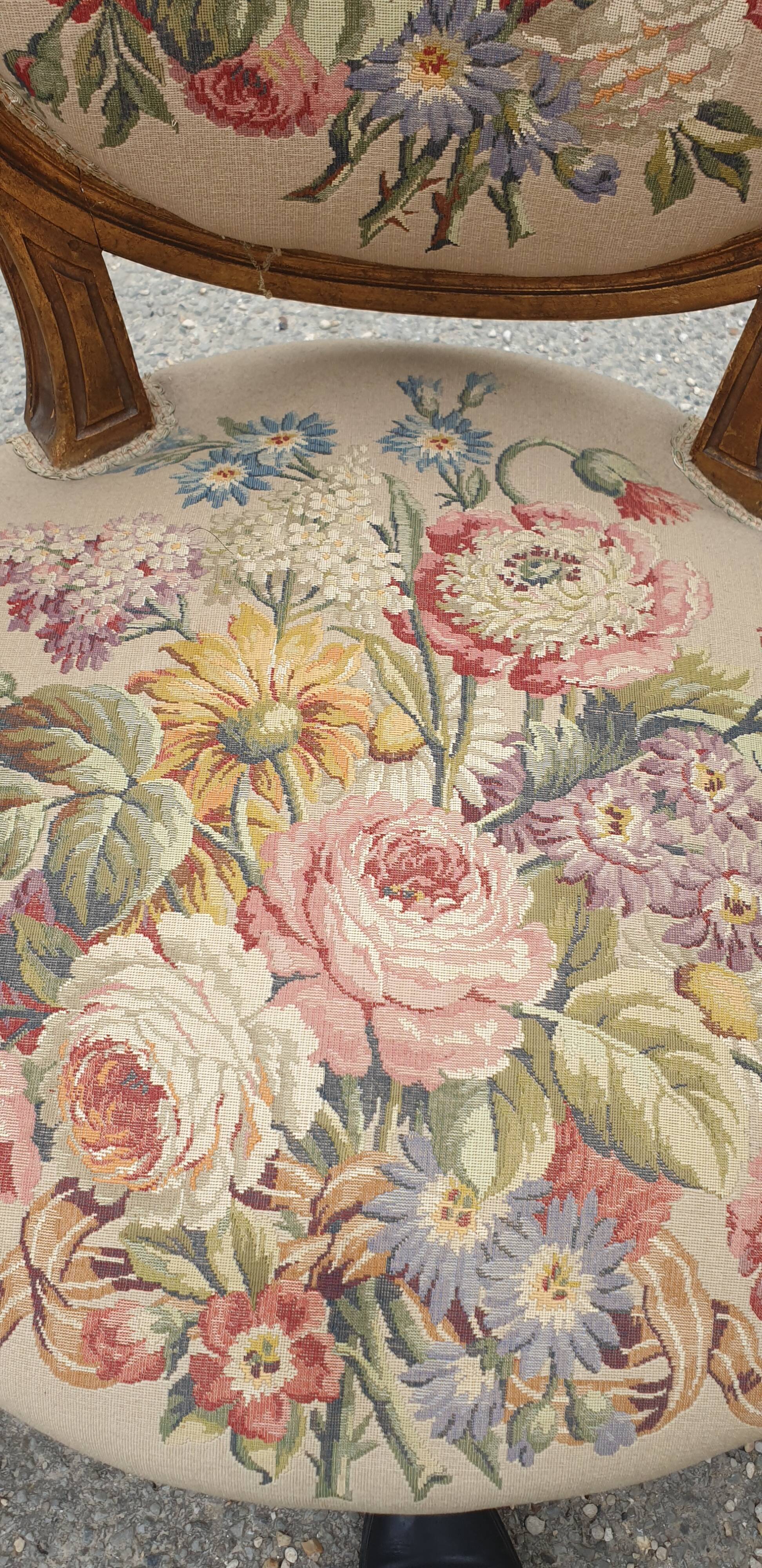 Fauteuil en bois doré à dossier médaillon de style louis xvi