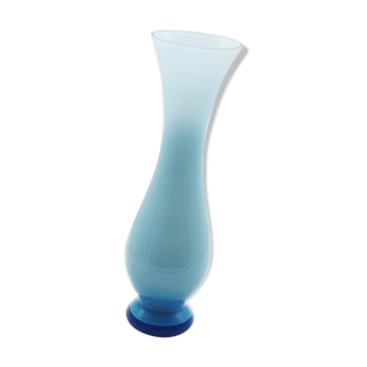 Vase en opaline bleu