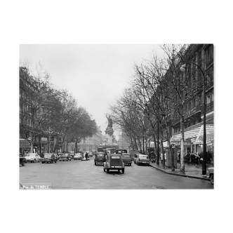 Photo drawing framed Paris in 1965 on Rue du Temple de jour with the statue of the Republic
