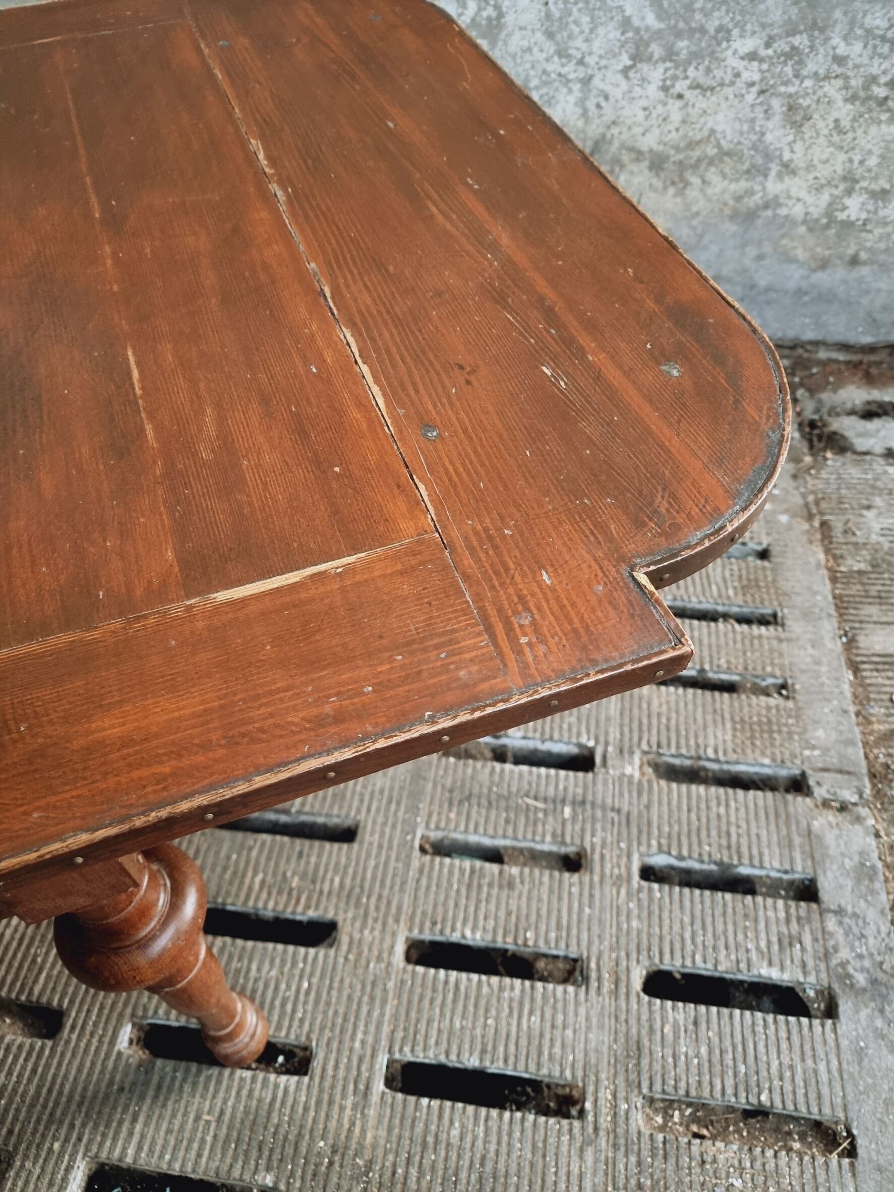 Antique extendable diningtable