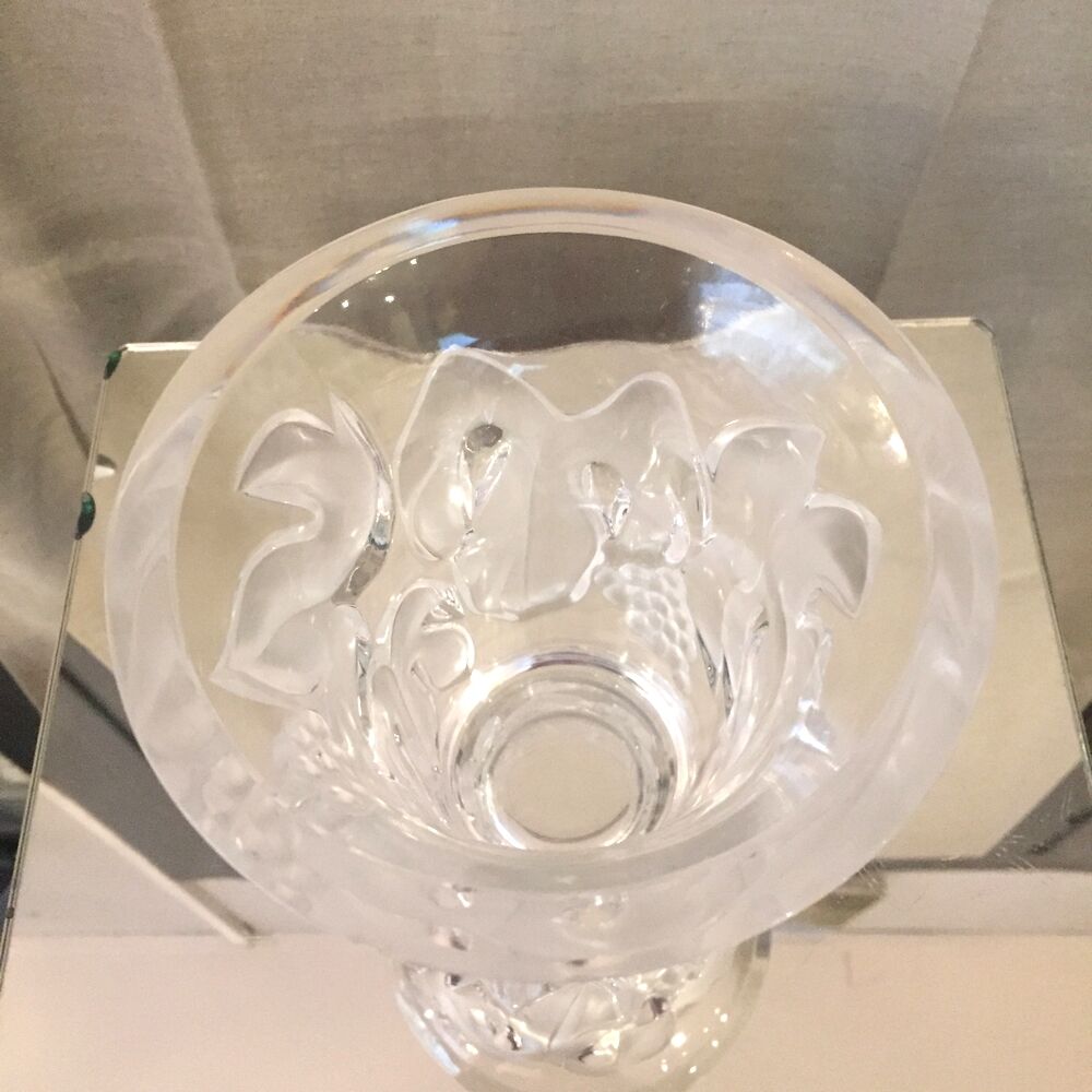 Vase en verre epais lalique modele saumur a decor de feuilles de vigne et raisin