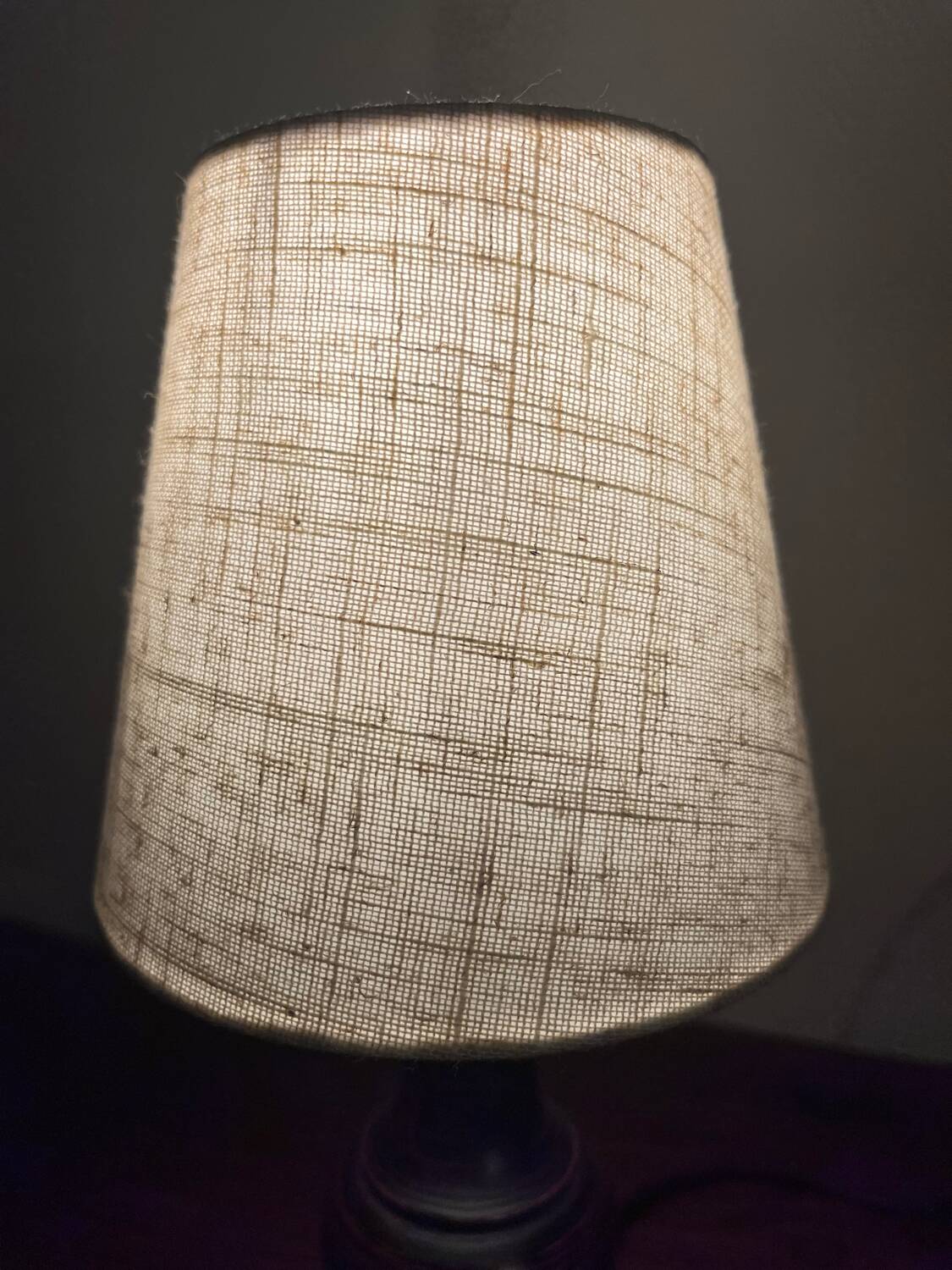 Élégante petite lampe en bois massif sculptée – abat-jour en tissu lin