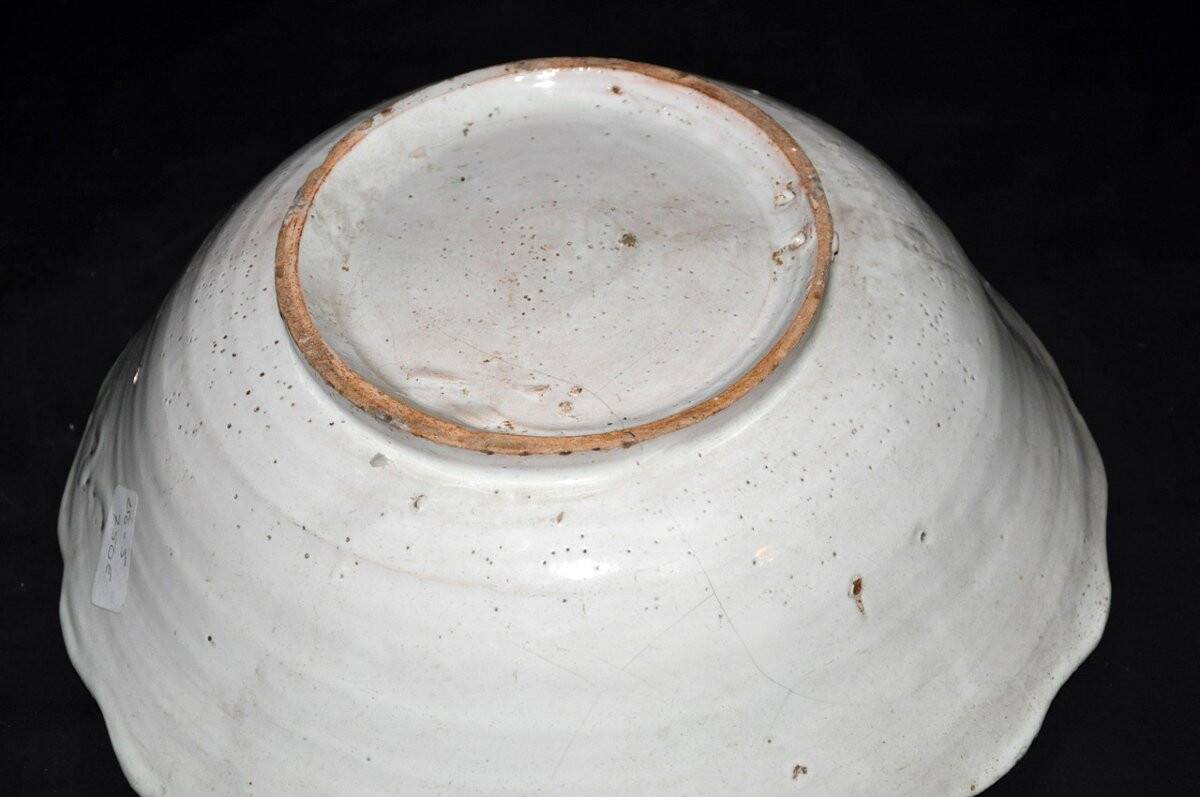 Nevers earthenware dish decorated with a Chinese pagoda, 18th century