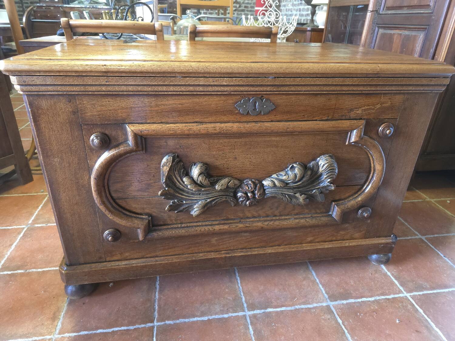 Coffre en chêne sculpté