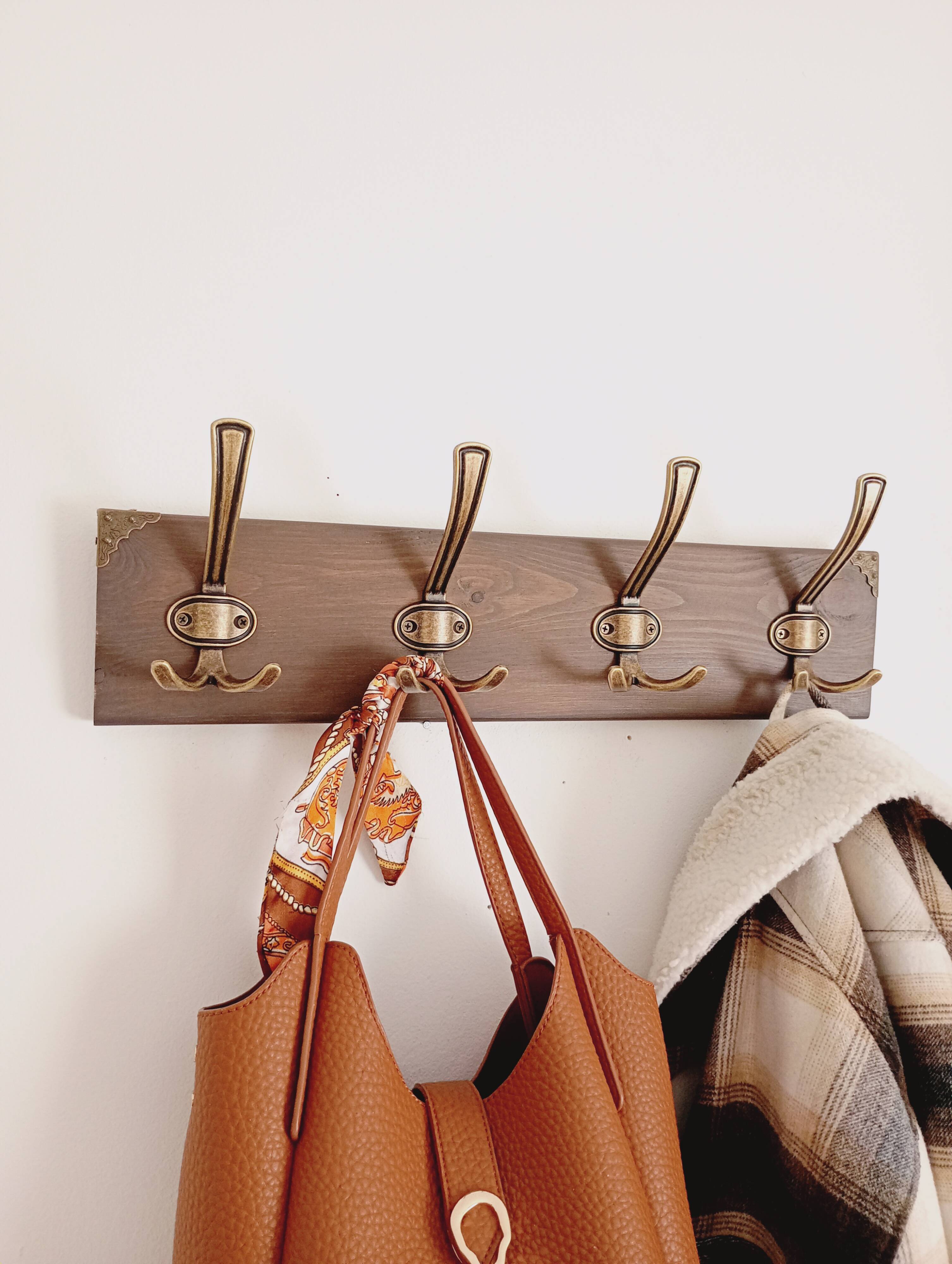 Rustic style wall coat rack – 50 cm – 4 metal hooks – Stained wood
