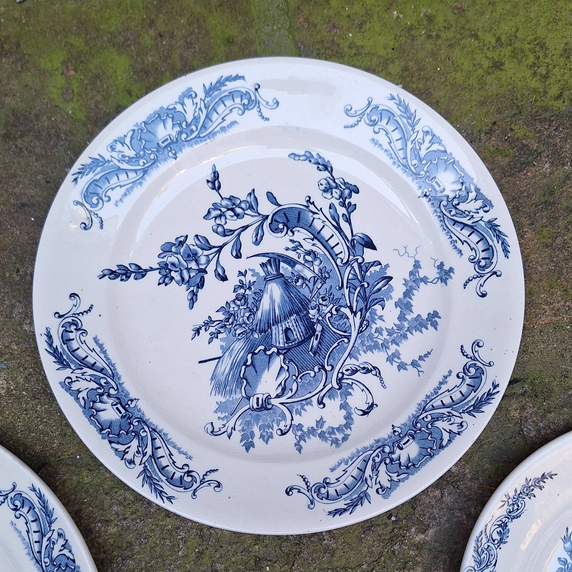 Service set in SG porcelain, Louis XV model.