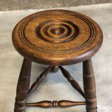 Tabouret tripode rond en bois foncé