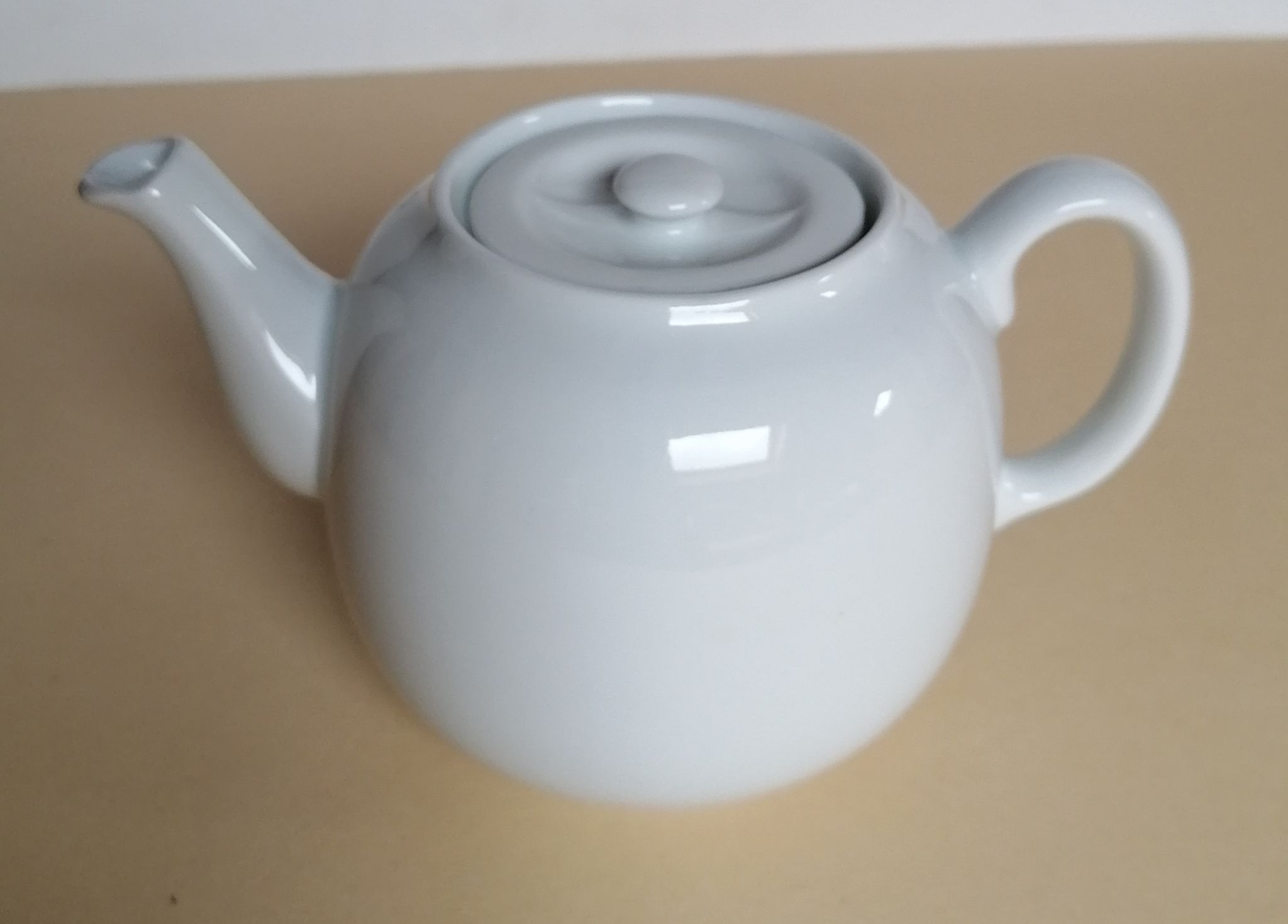 Théière Pillivuyt ancienne en porcelaine blanche