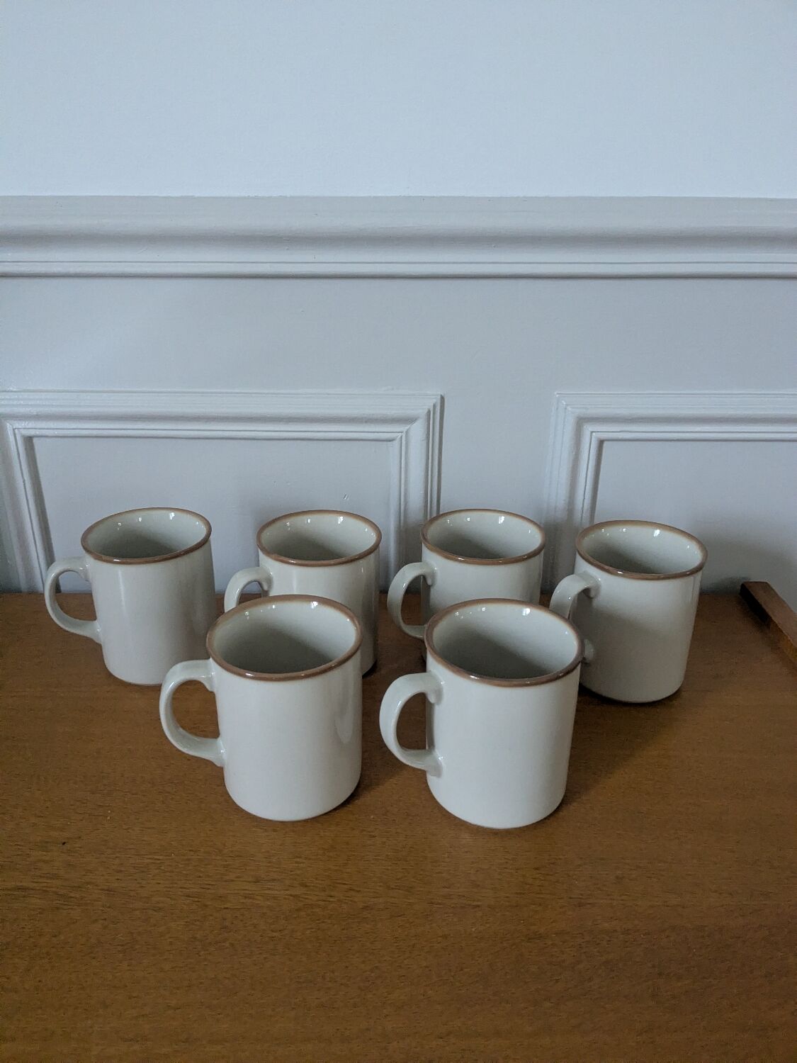 Six mugs en céramique