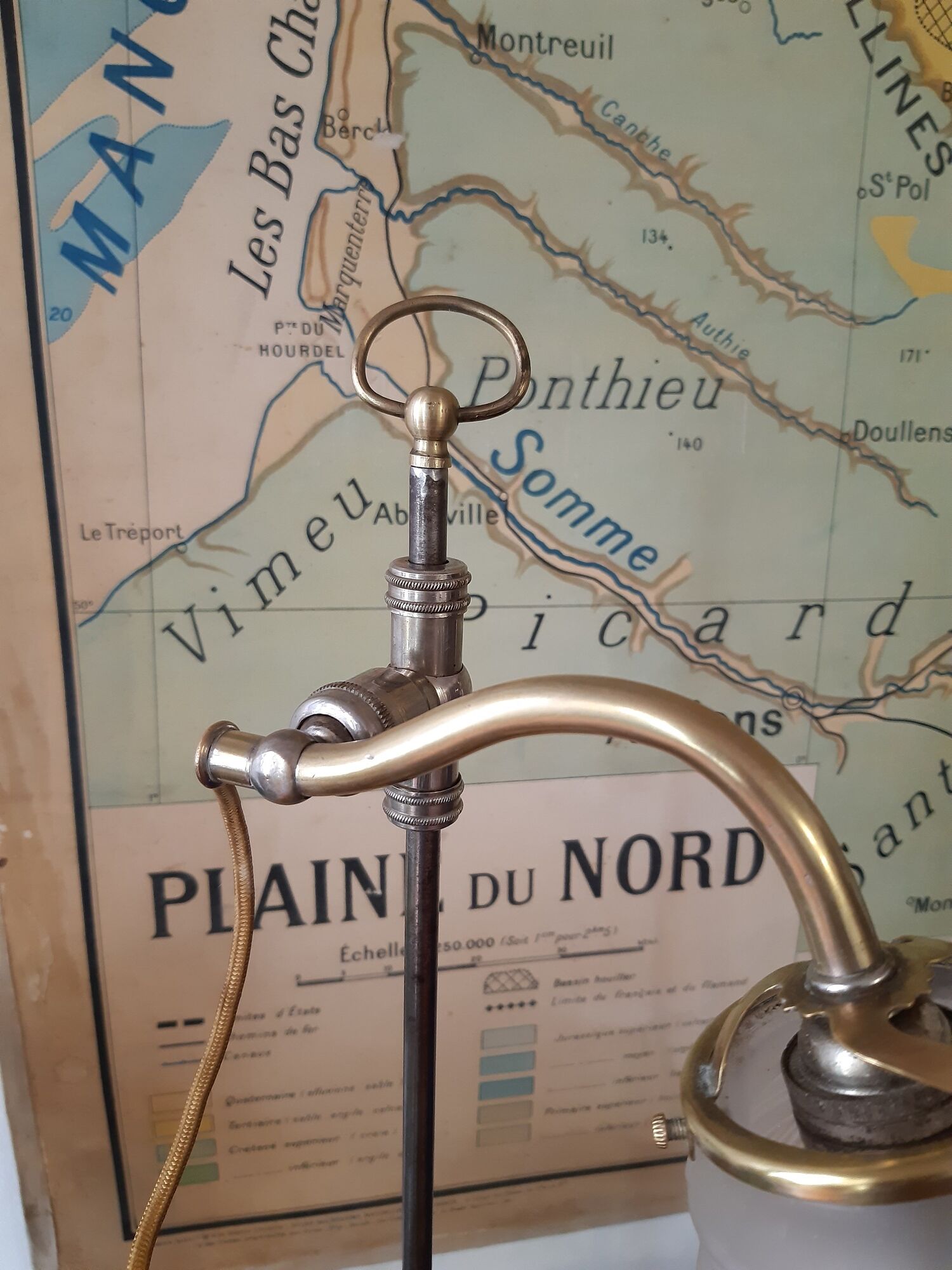 Old lamp to lay in gilded brass, arms collar of articulated swan