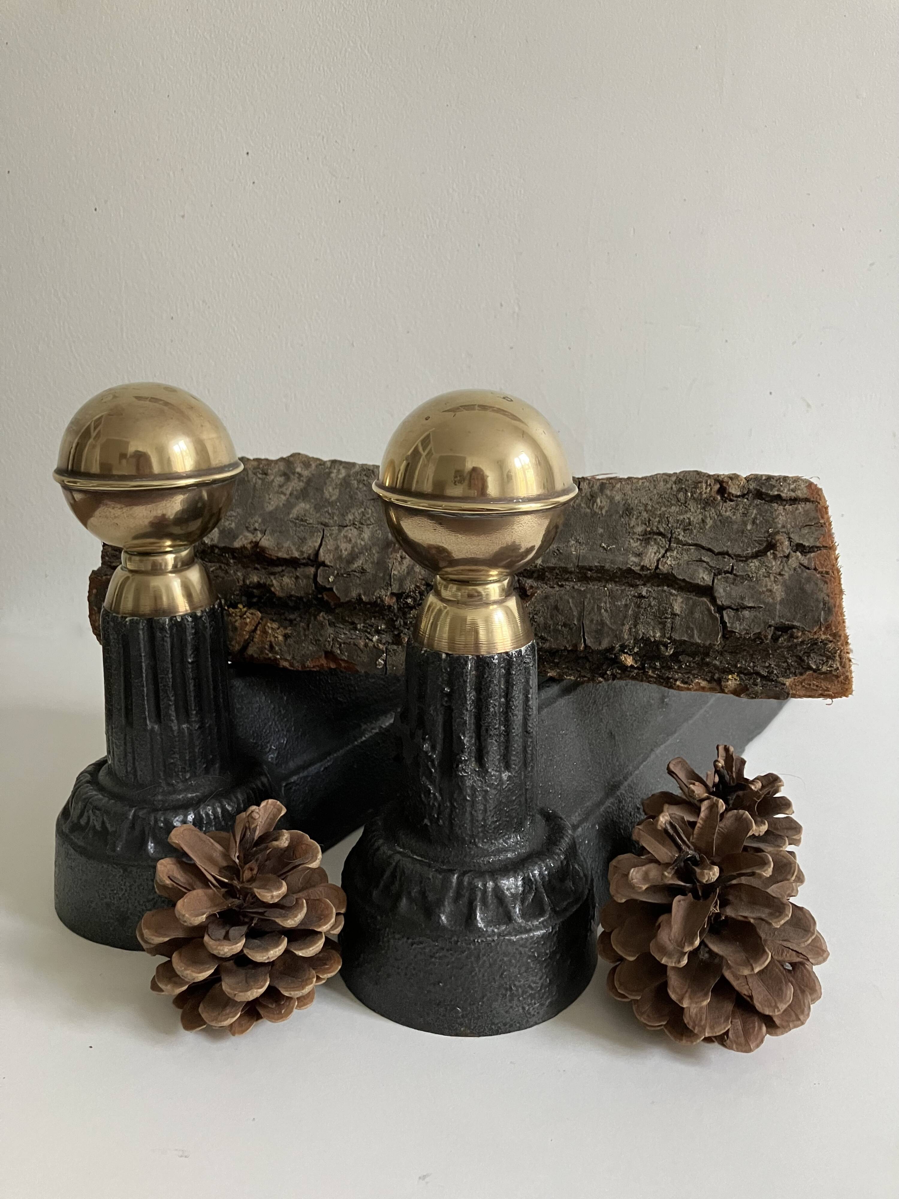 Paire de chenets, accessoires de cheminée