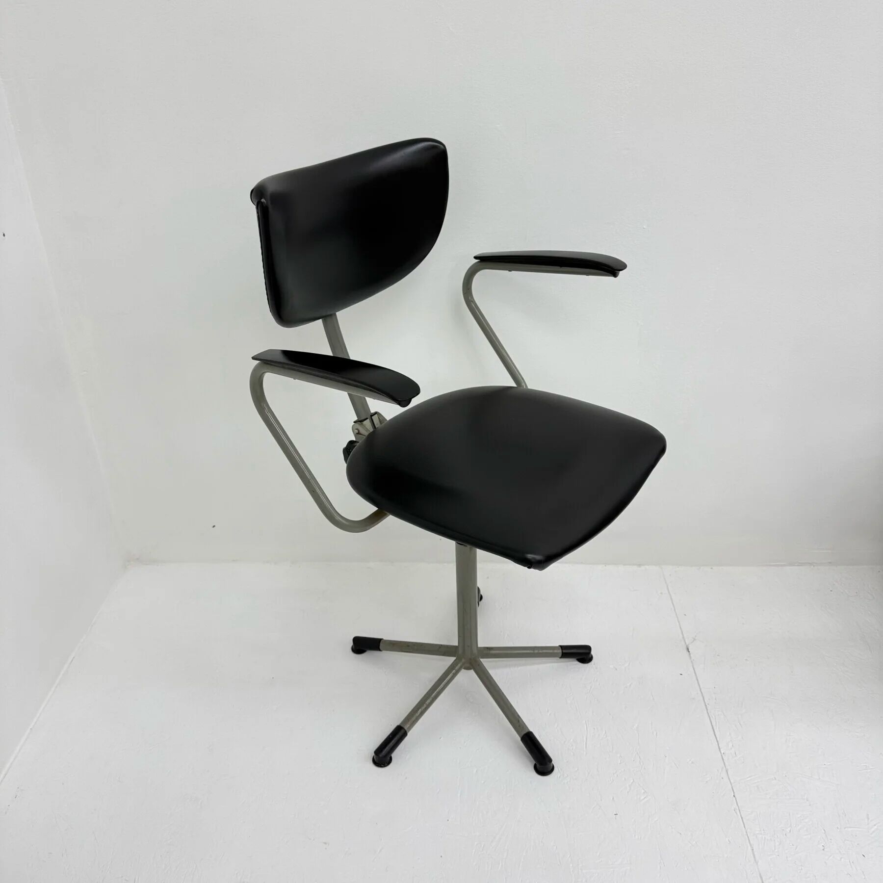 Chaise de bureau mid-century 3311 par Toon de Wit pour Gebroeders de Wit, années 1960.