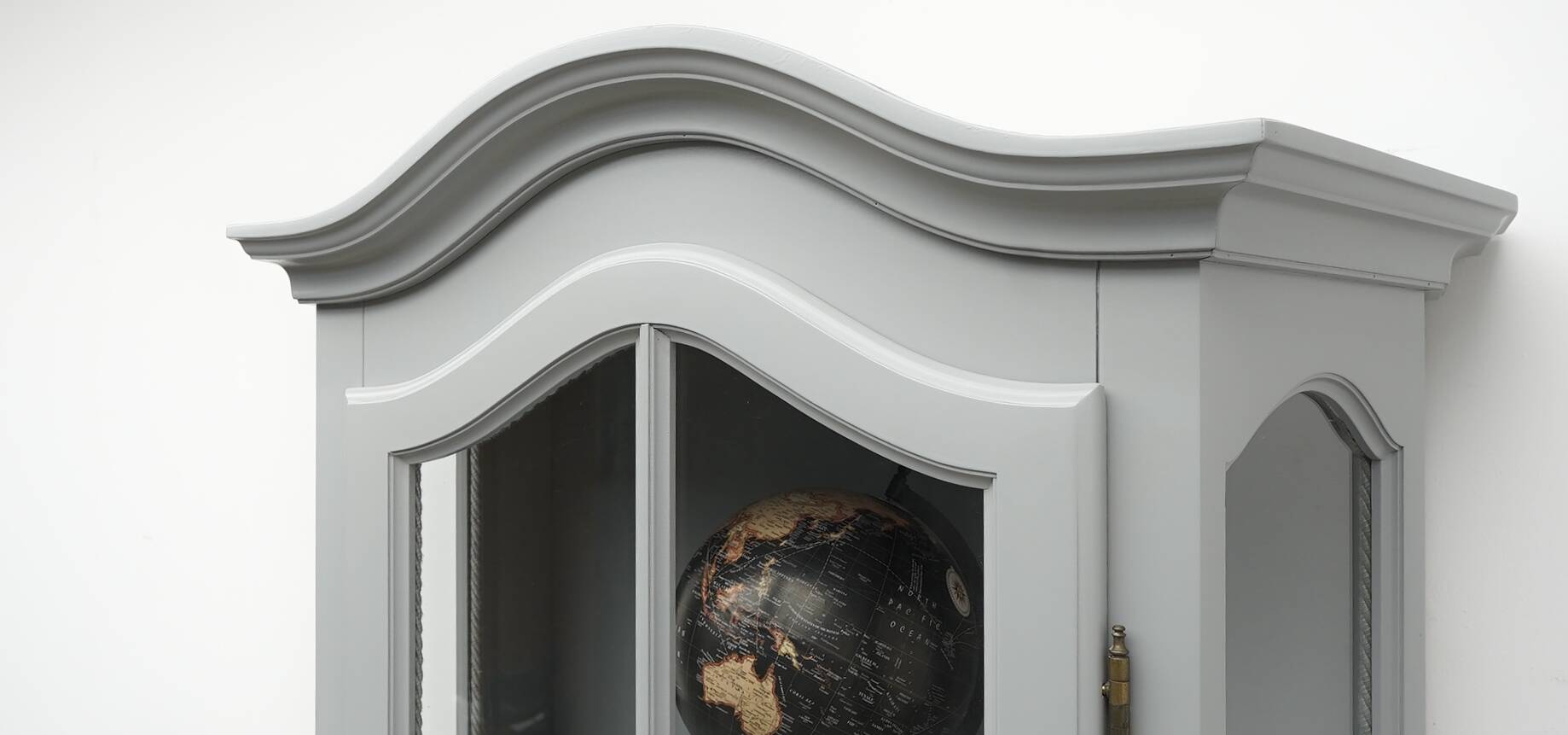 Display case made of oak wood