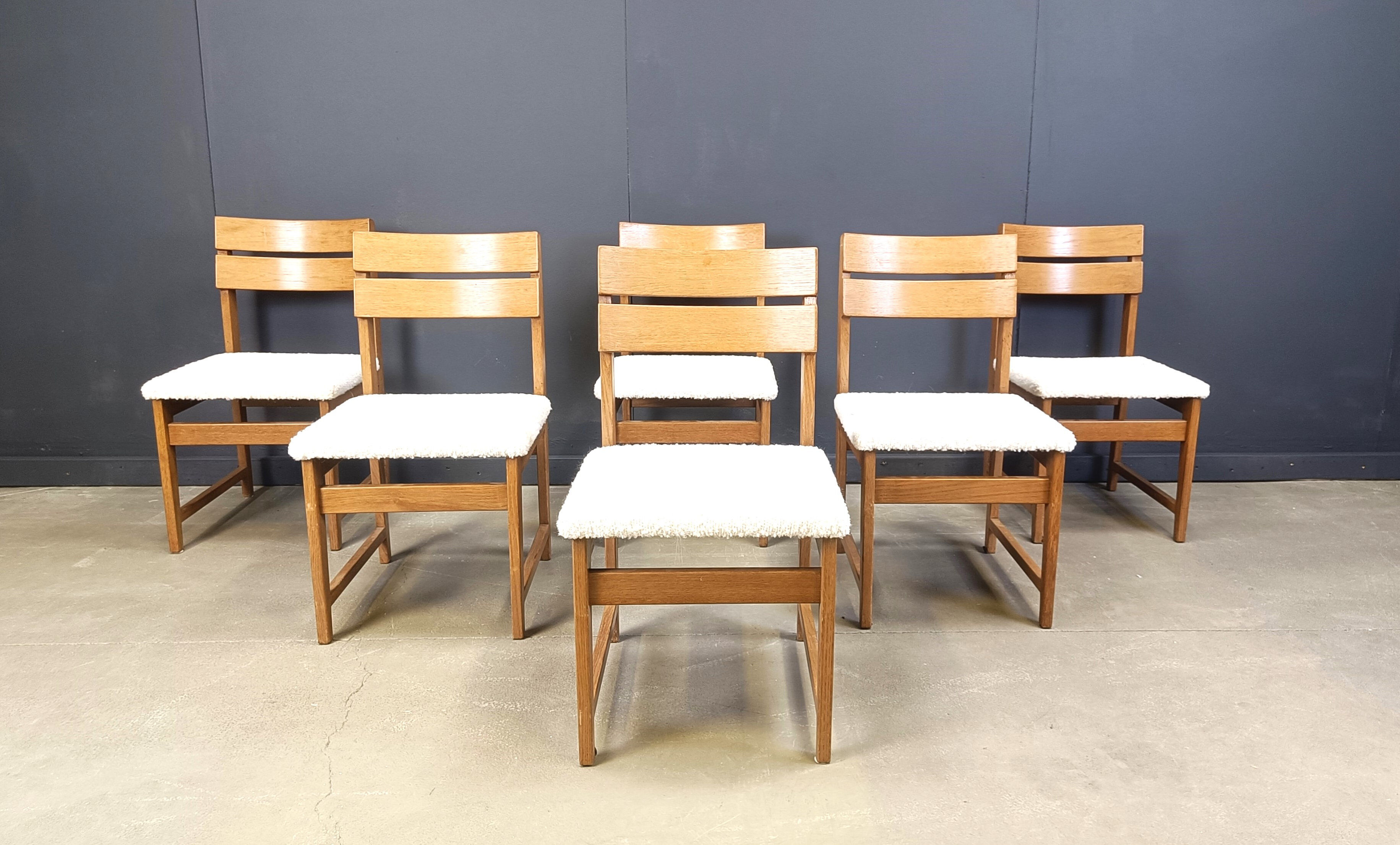 Set of 6 brutalist oak and bouclé fabric dining chairs, 1970s