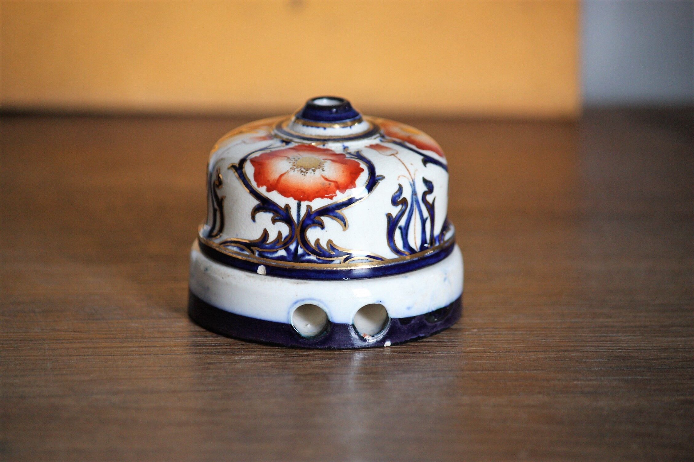 Interrupteur en porcelaine décorée