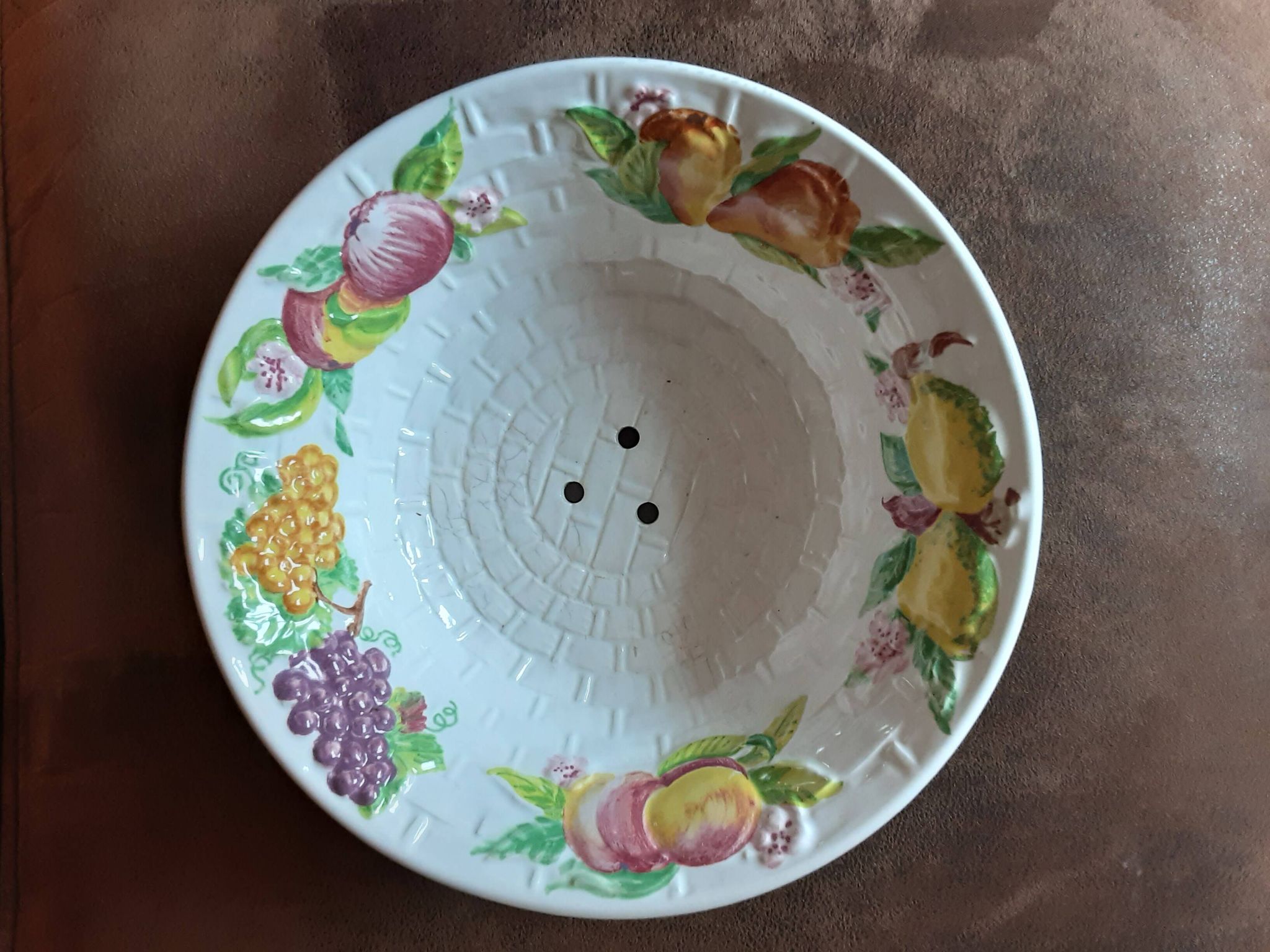 Drainer and its slippery-style plate