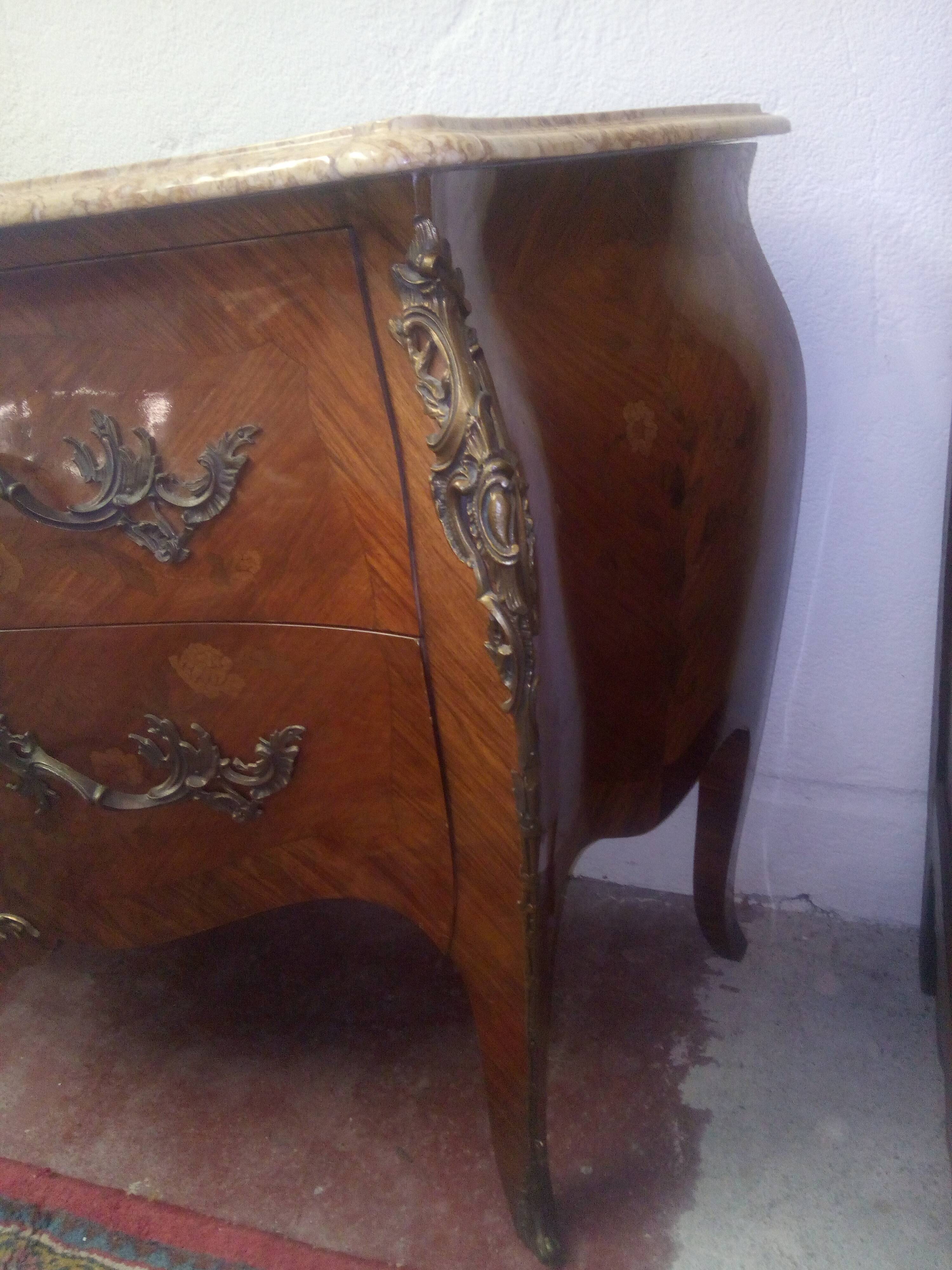 Commode galbée dessus marbre de style Louis XV