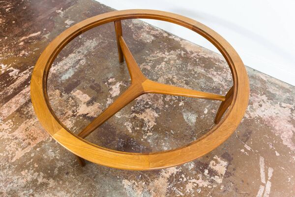 Table basse ronde scandinave en teck avec plateau en verre, années 1960.