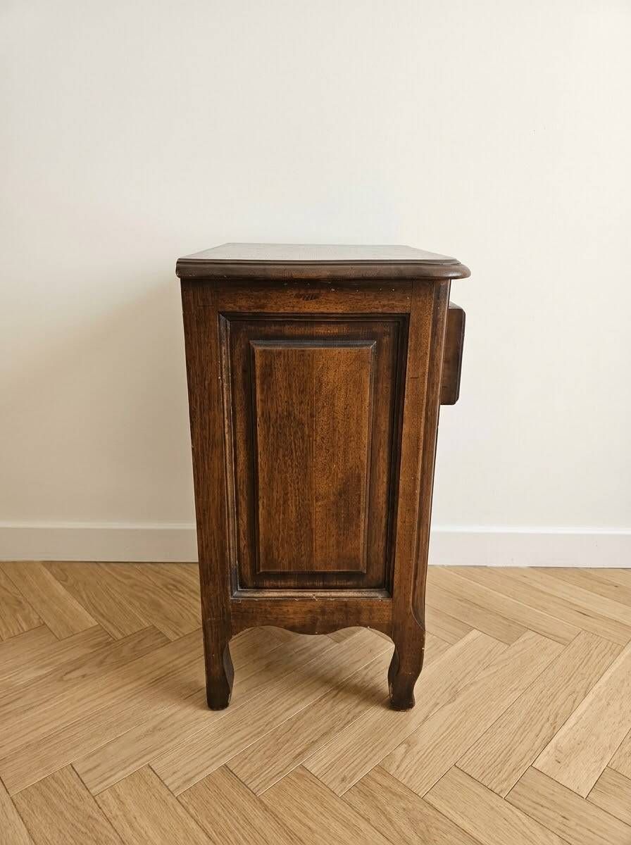 Table de chevet ancienne en bois massif