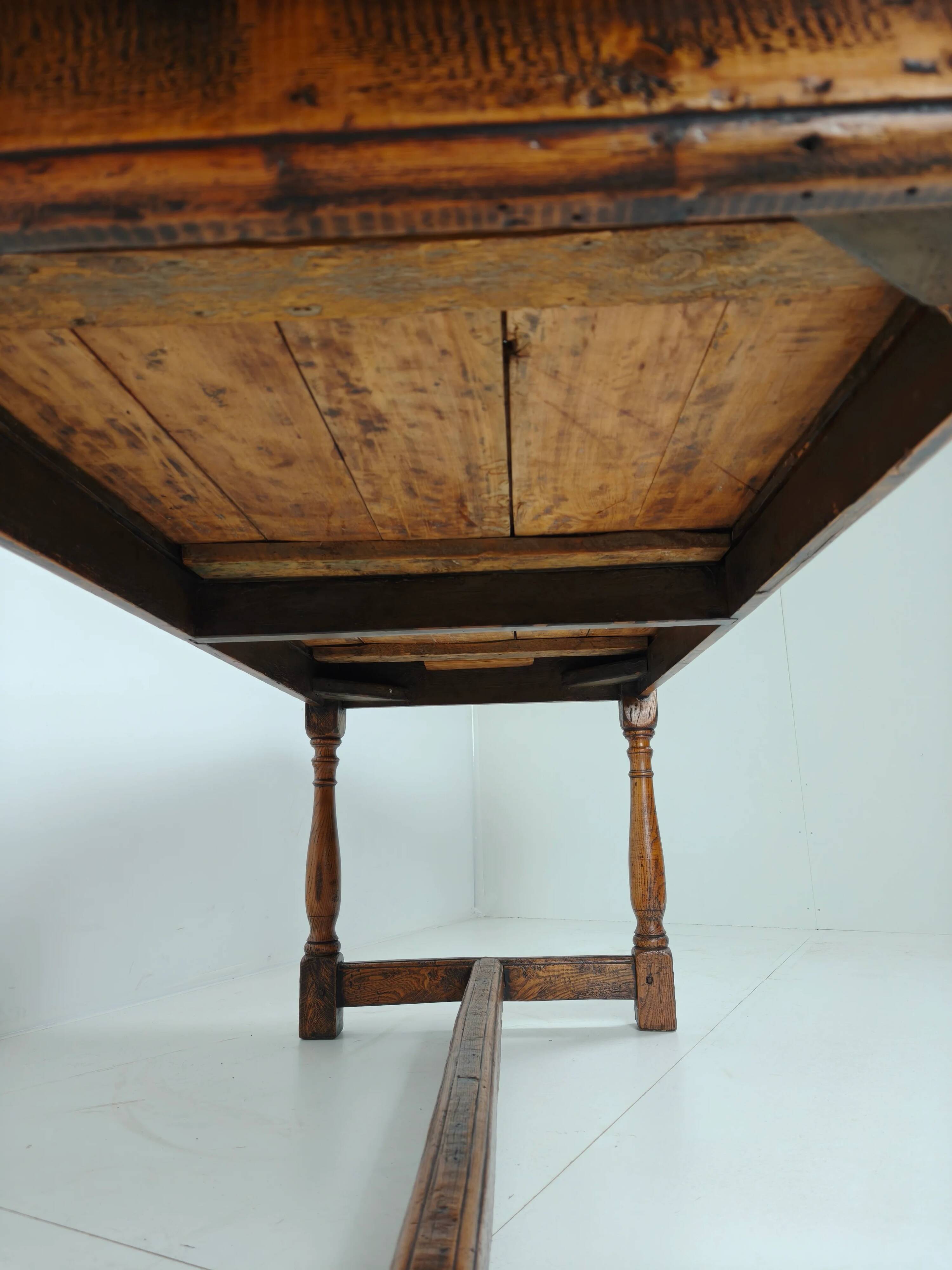 French antique dining table 1800-1830
