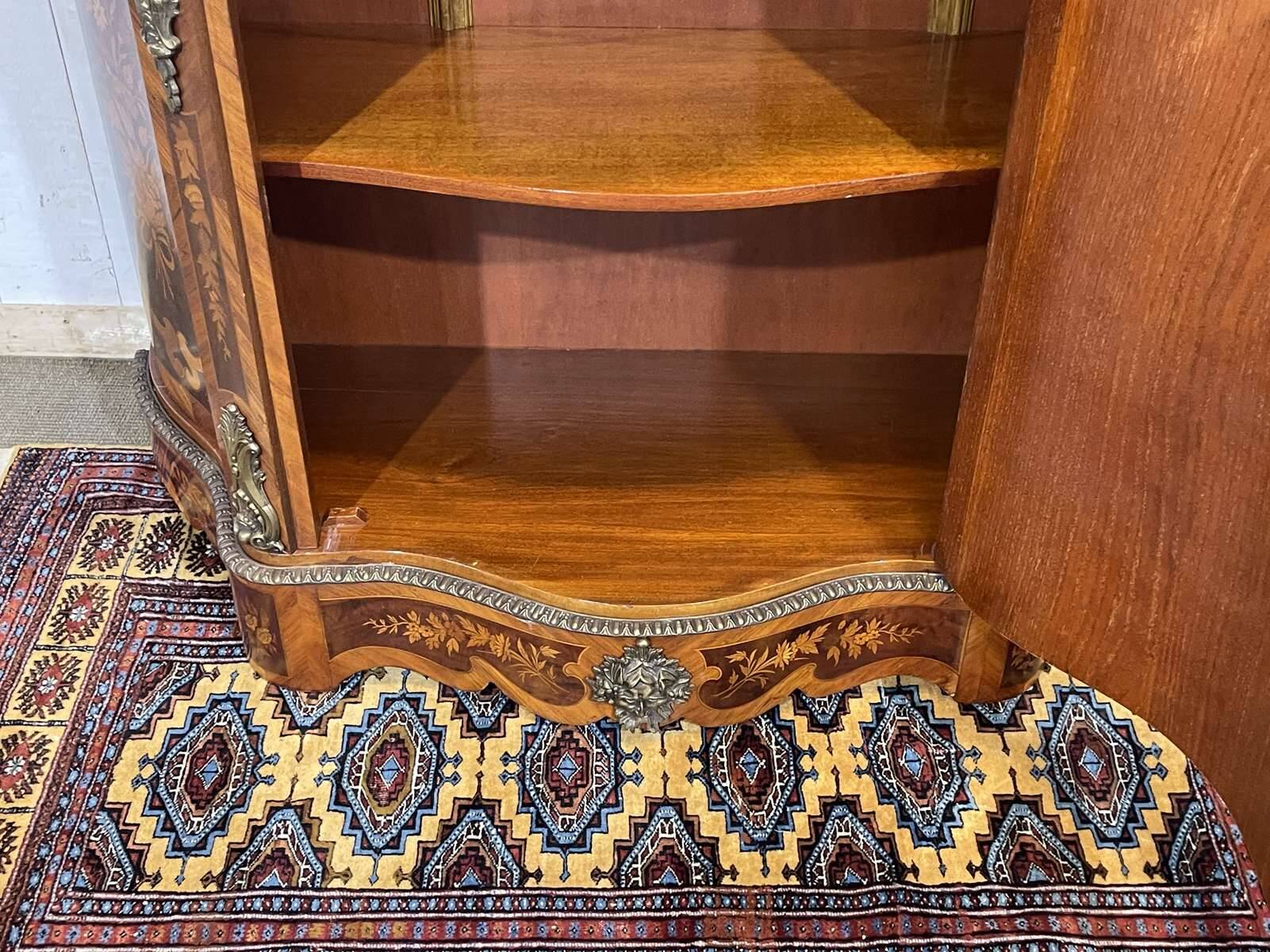 Buffet marqueté en bois de rose, hêtre et dessus marbre