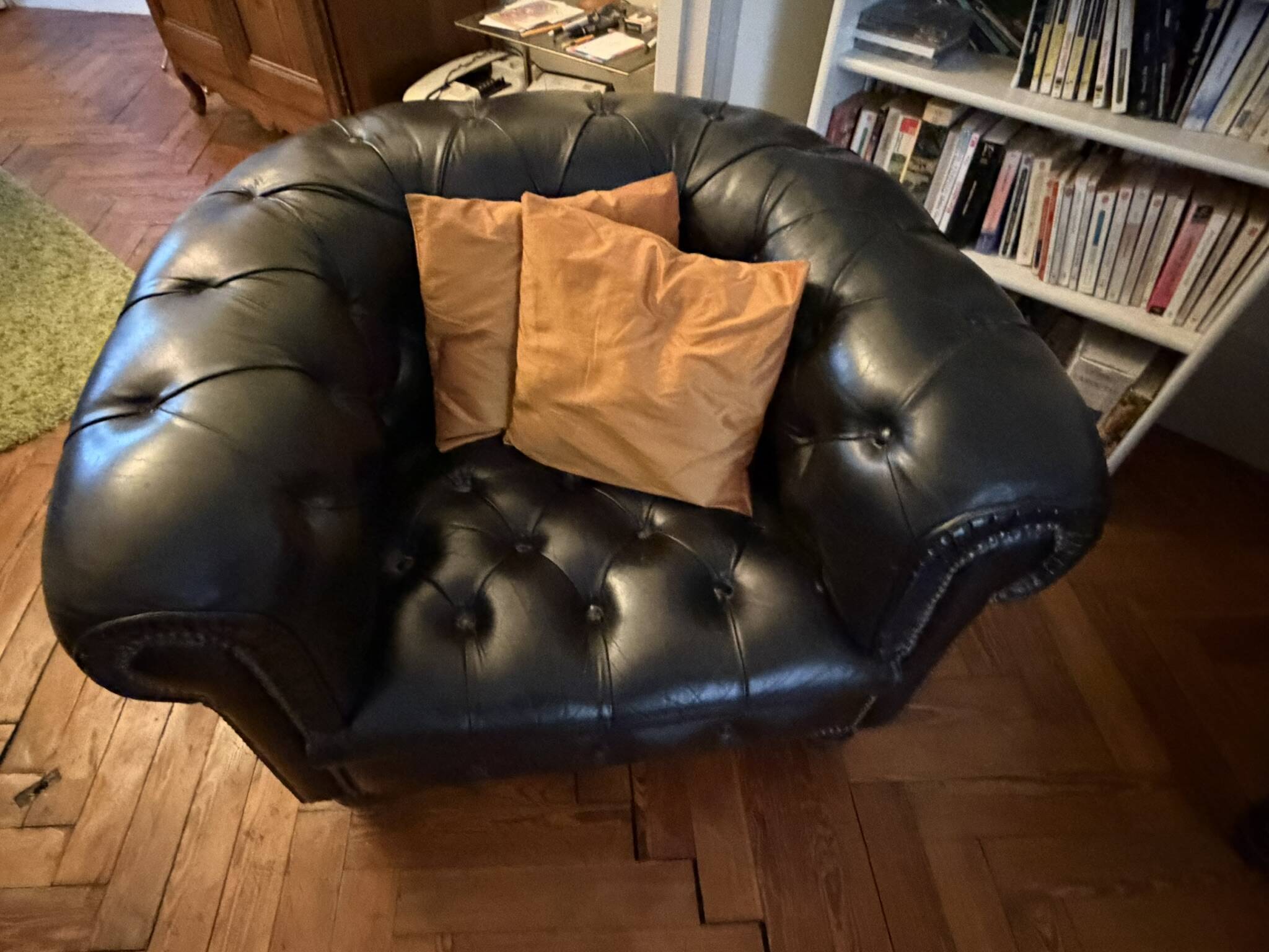 Canapé Chesterfield cuir noir + paire de fauteuils