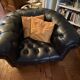 Canapé Chesterfield cuir noir + paire de fauteuils