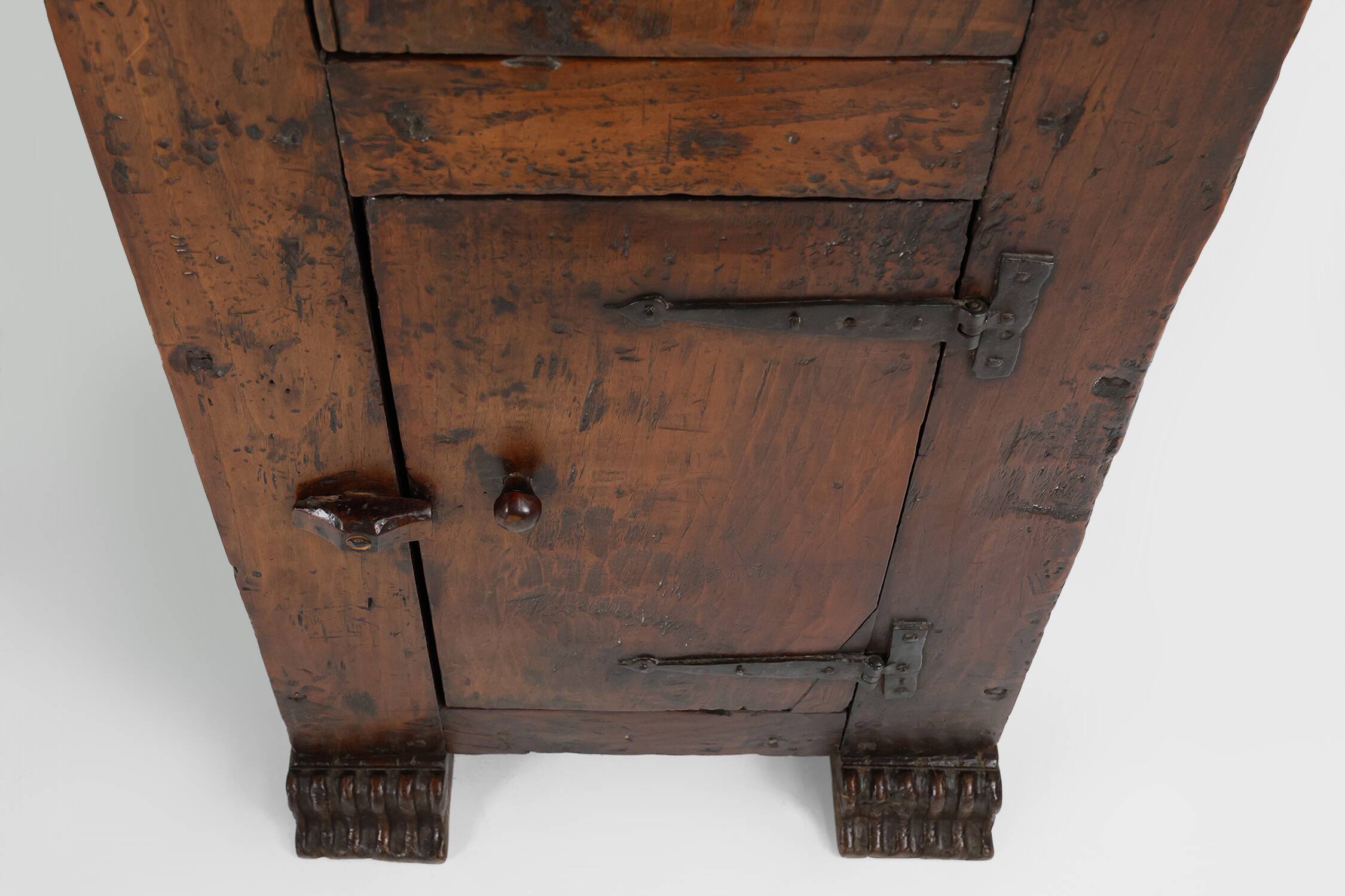 Rare French 16th century oak cabinet with beautiful patina