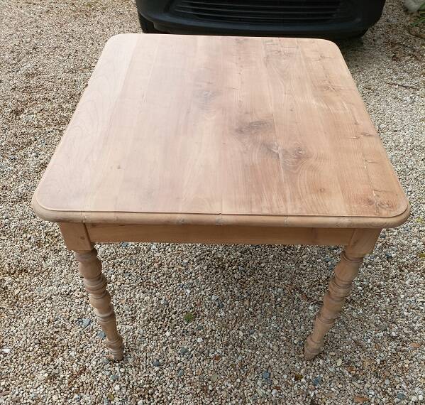 Aero-gummed solid table