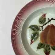Plat creux ancien en barbotine fruits  décor de poires