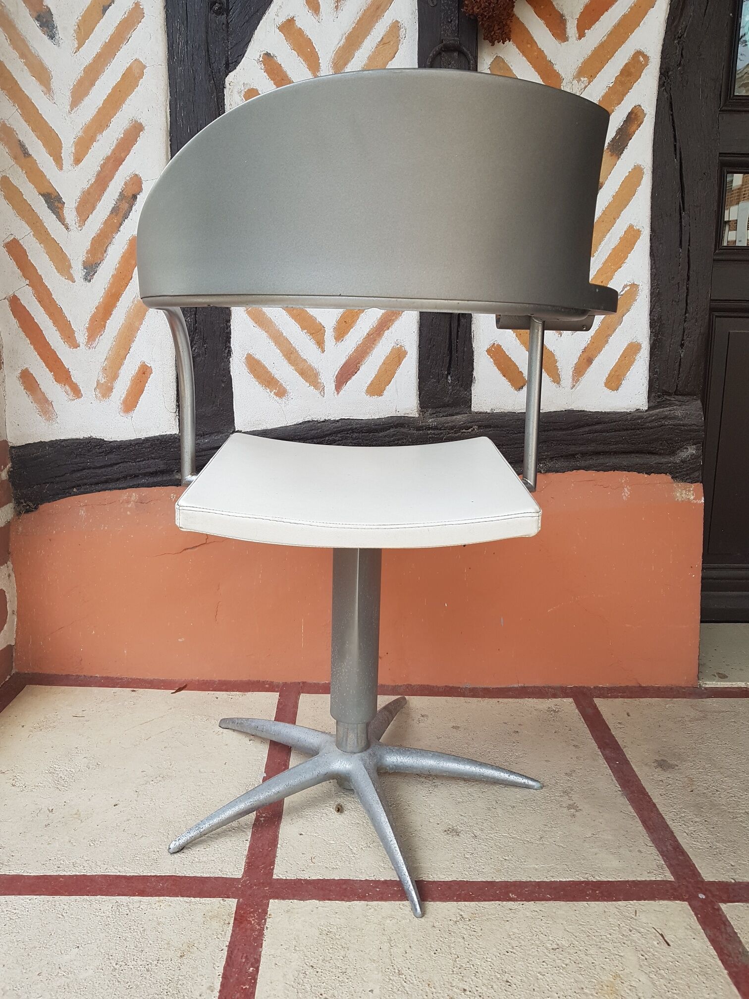 Vintage hairdresser's armchair 1980