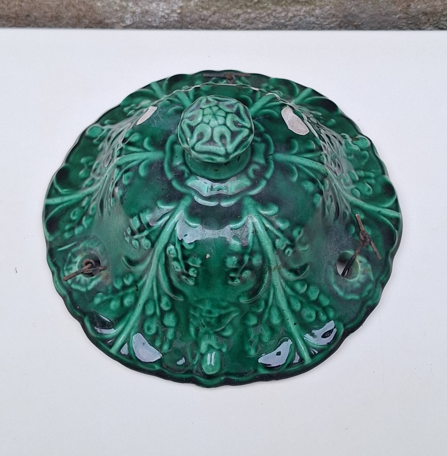 Hanging planter in green earthenware