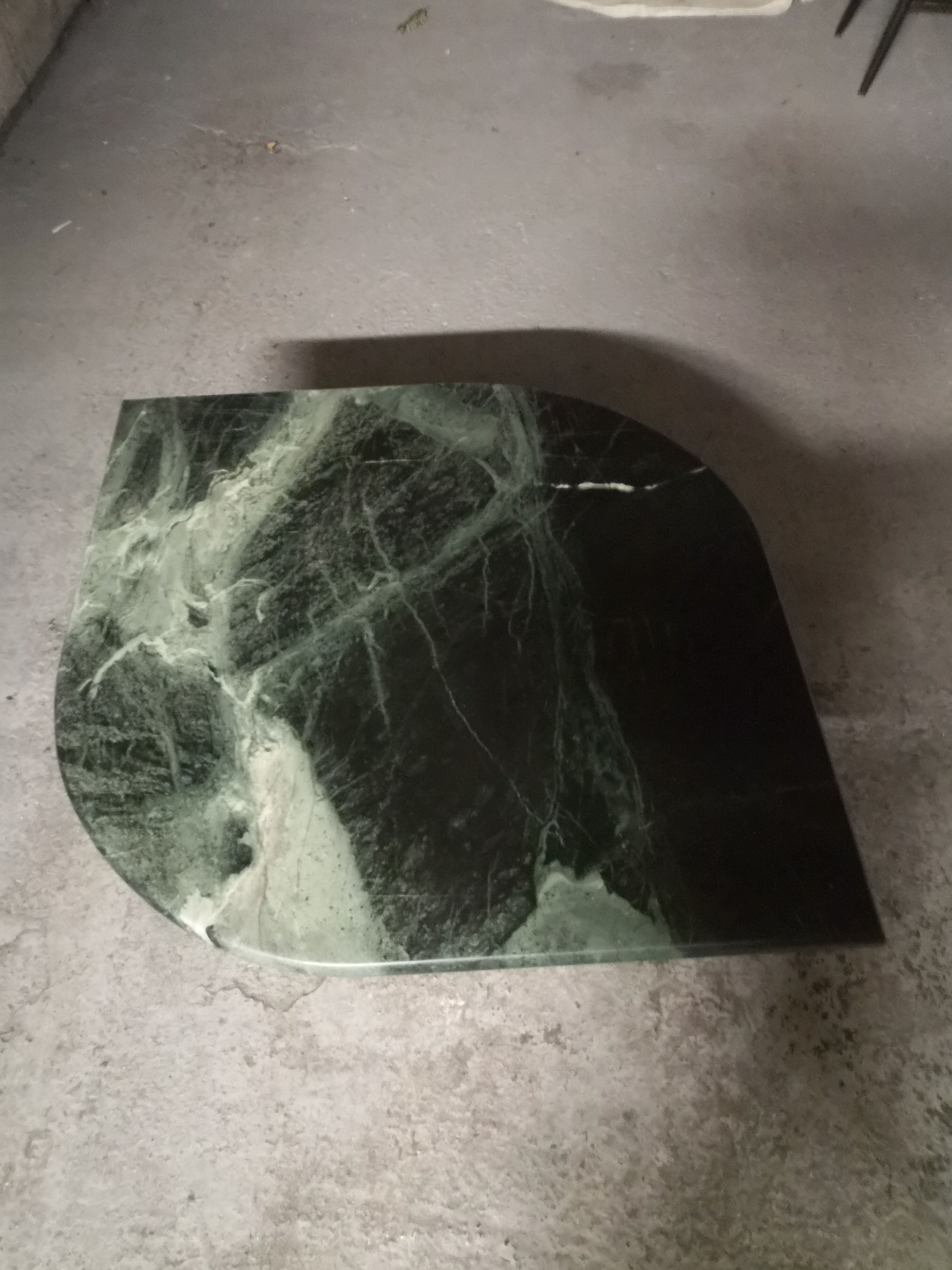 Table basse goutte en marbre verte Roche Bobbois 1970