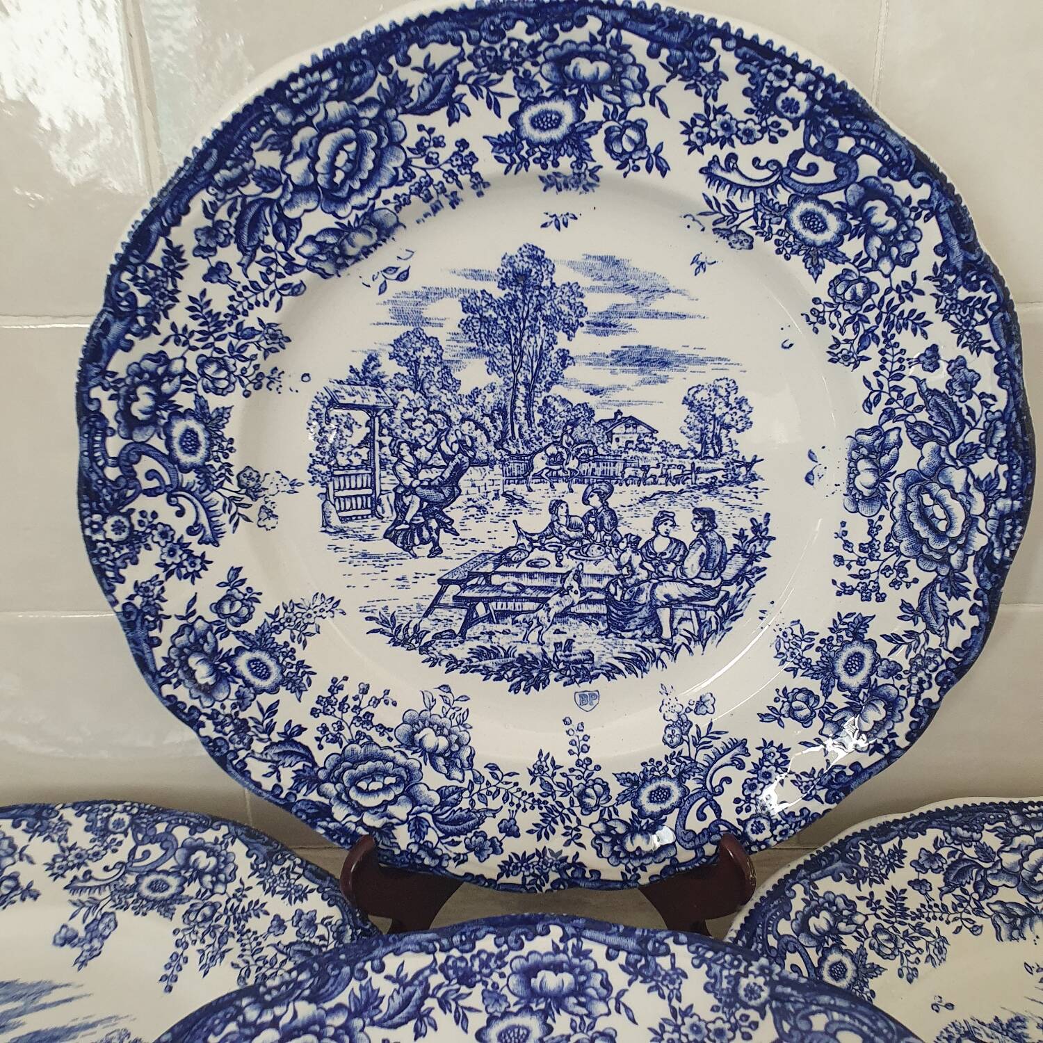 6 earthenware plates with floral and pastoral scene motifs