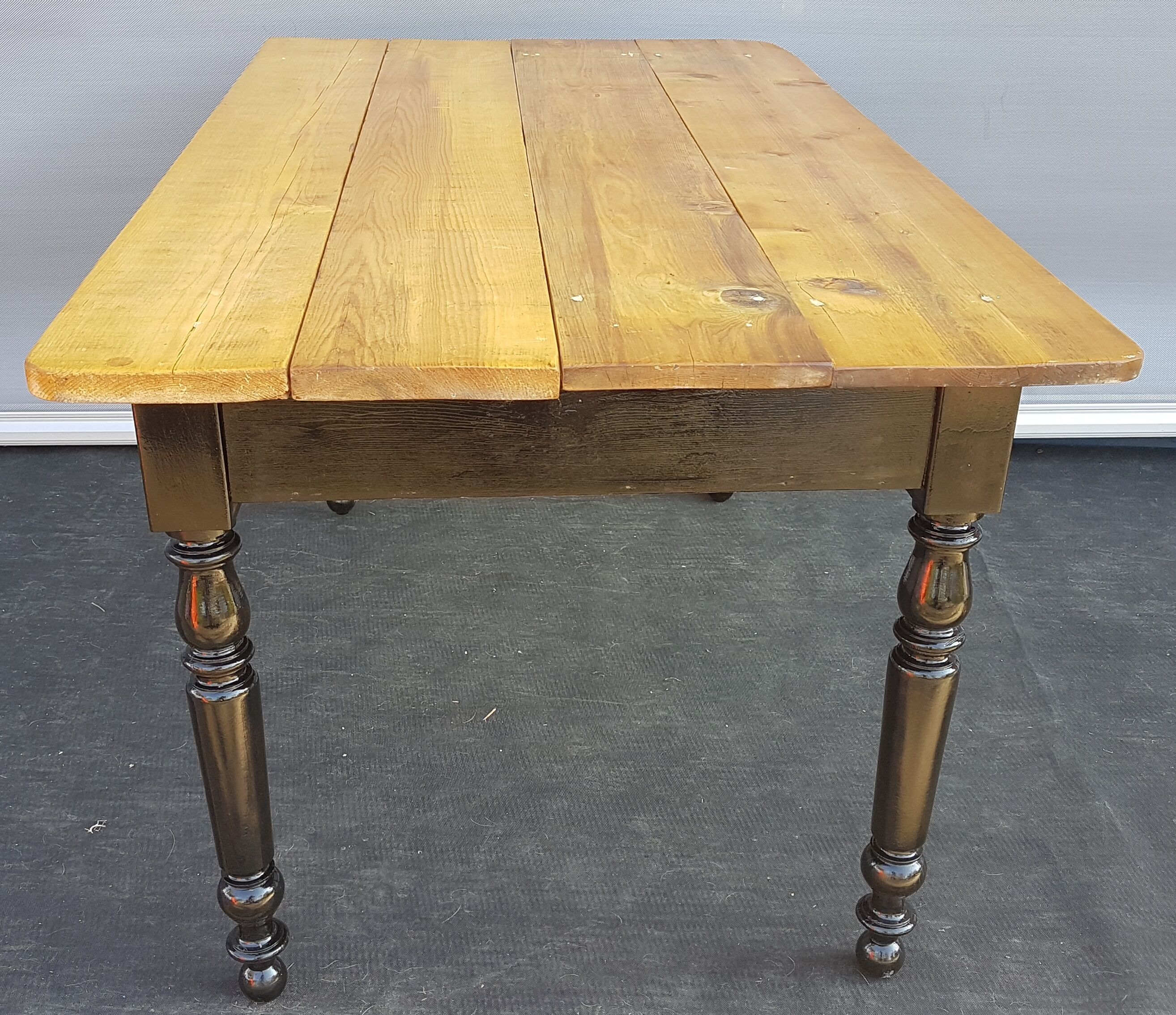 Table pine two-tone black and honey
