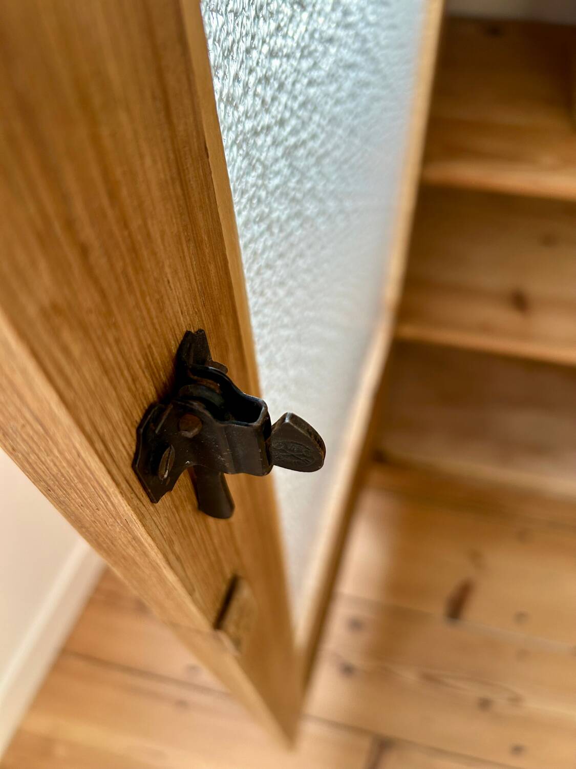 Armoire vitrée en chêne brut (rénovée)