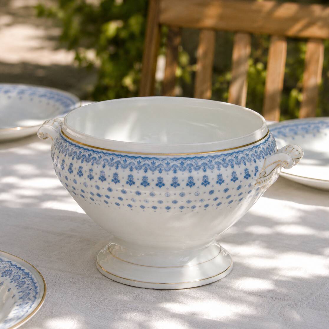 Large salad bowl from 1909 in porcelain by Oscar Shaller, blue and gold.