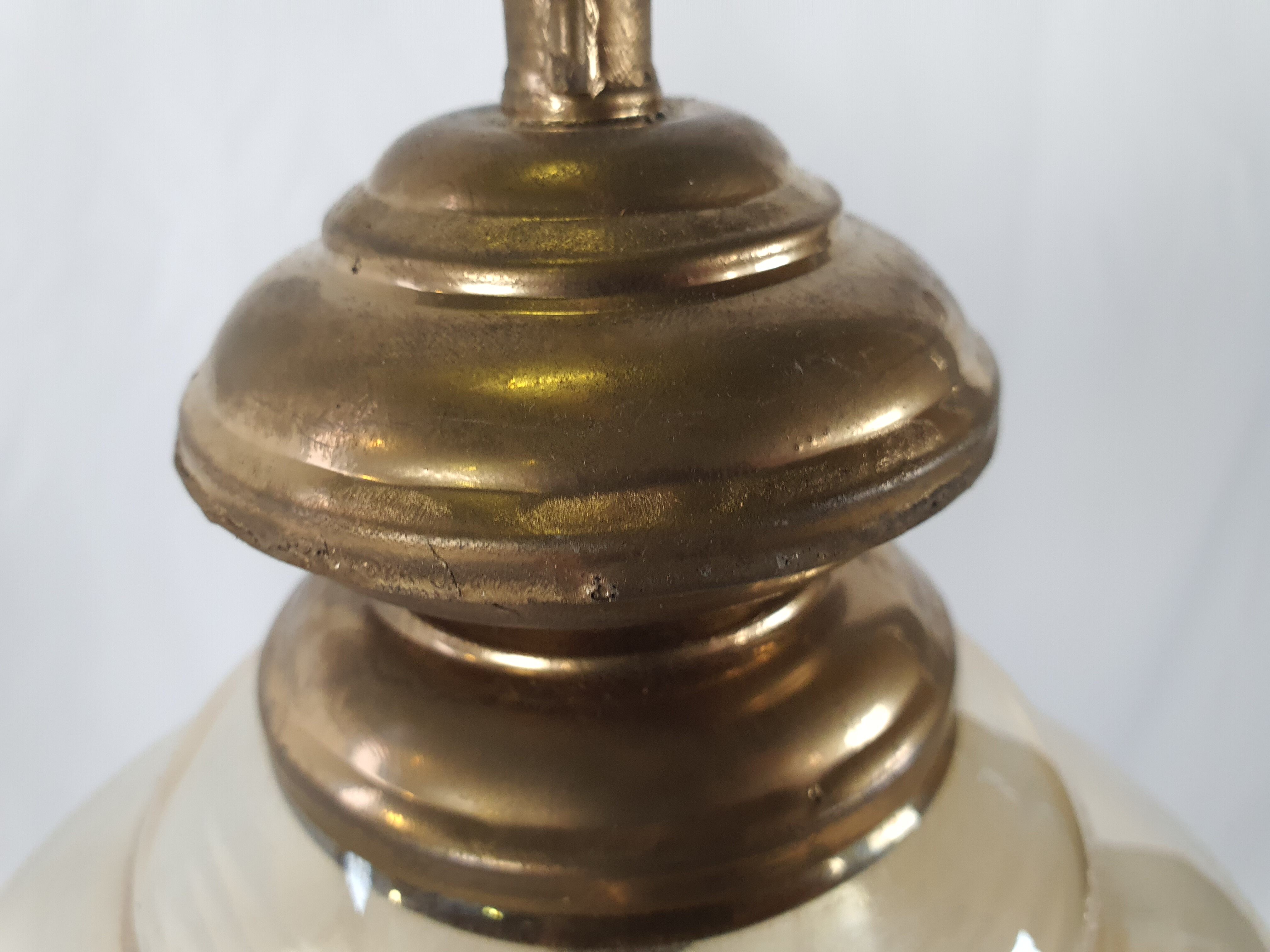 Lustre en verre travaillé et laiton