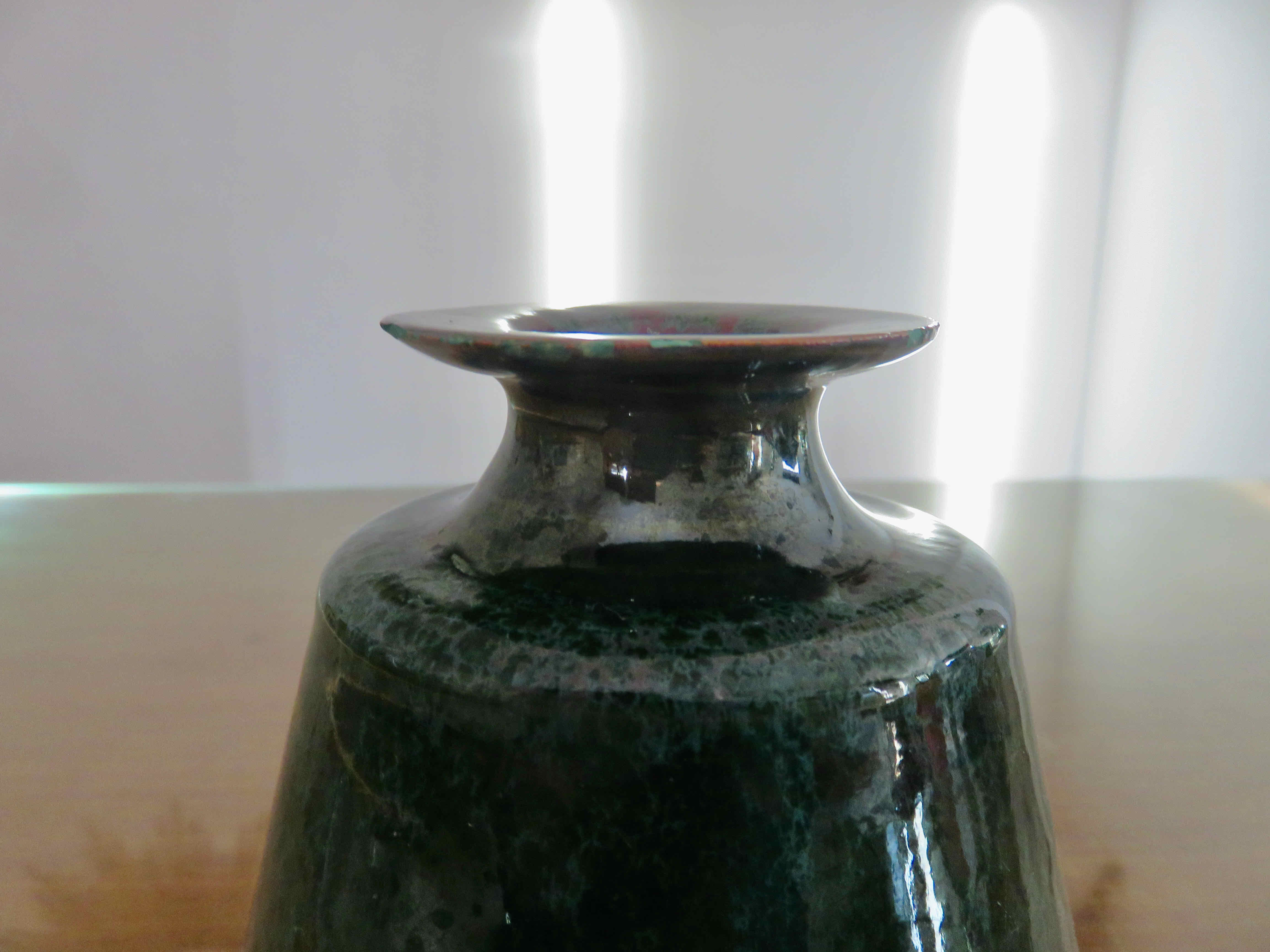 Vase en céramique dans les tons verts