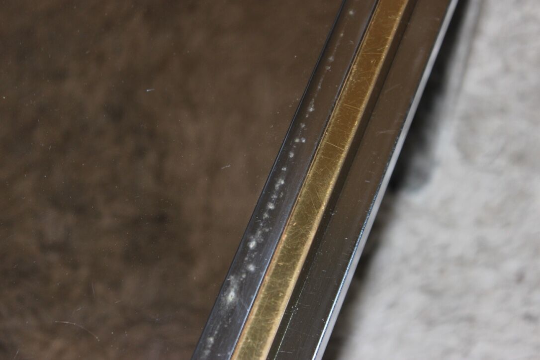 Table basse vintage en verre, laiton et chrome années 70