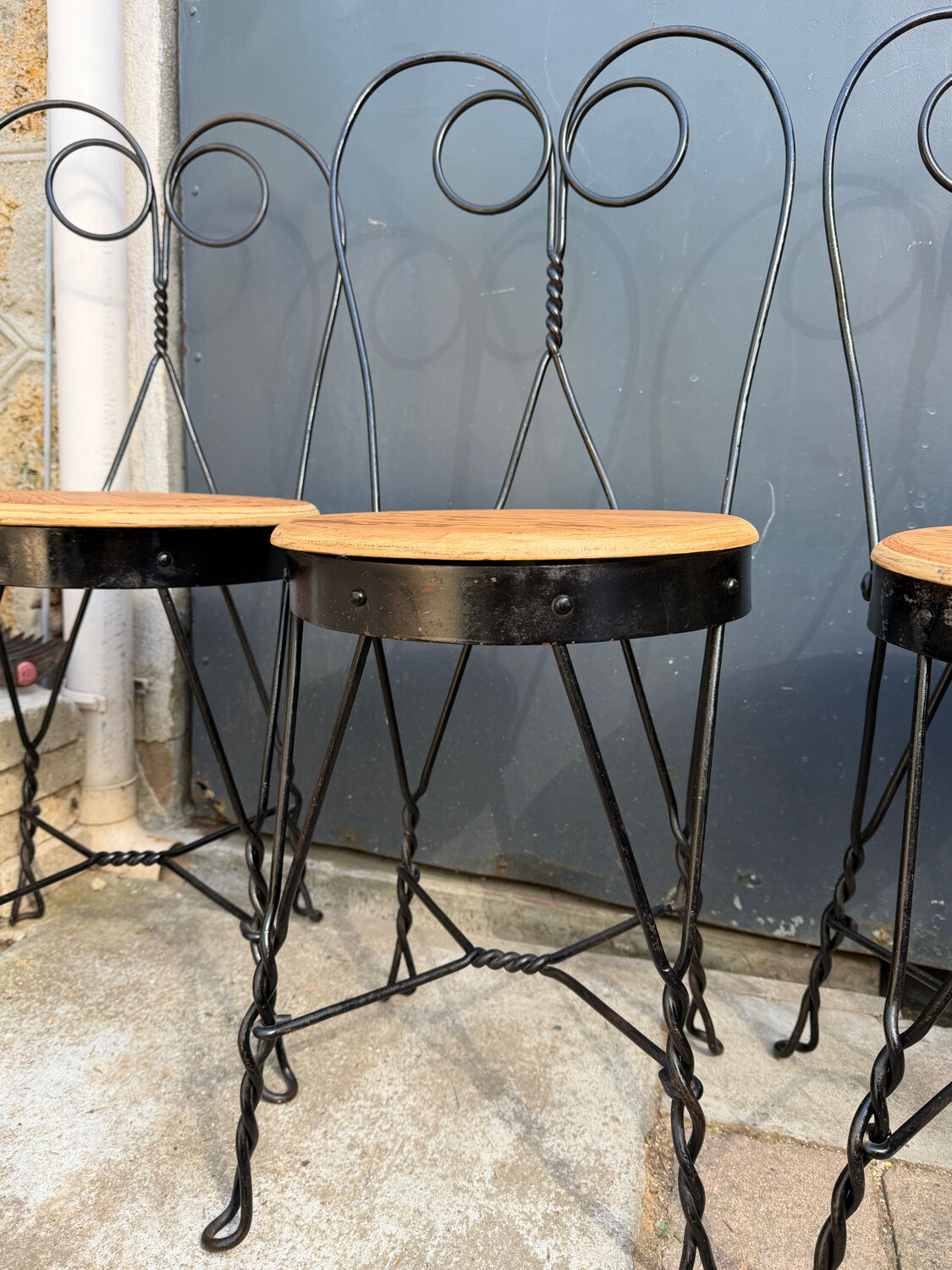 Set of 4 vintage wrought iron chairs from the 1940s.