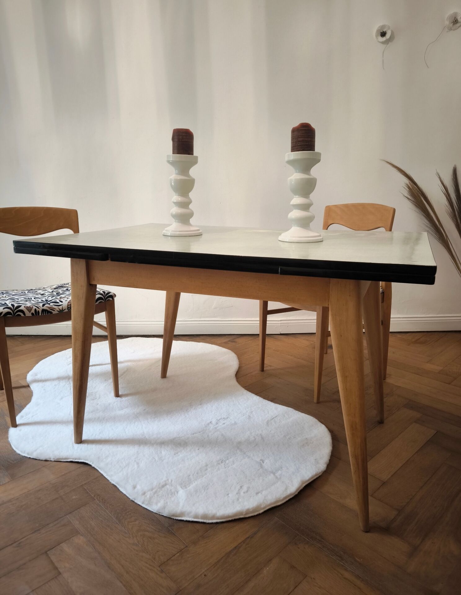 Vintage table in aqua Formica with extensions – Wooden legs