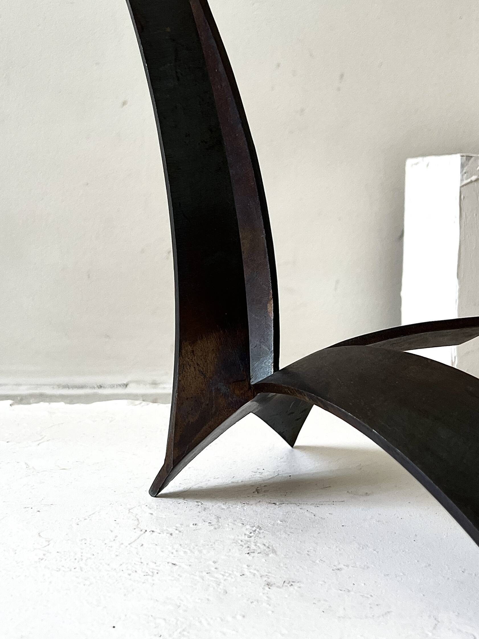 Sculpture abstraite en bronze veritable et signée, modernisme 1970