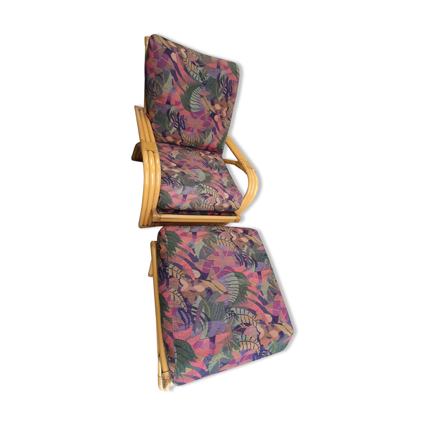 Resting rattan chair - rests feet