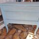Commode en bois massif repeint bleu lagune style Louis XV à 2 tiroirs